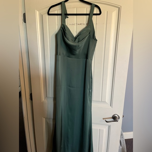 Elegant Green Evening Gown - Picture 1 of 3
